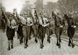 Die Braunhemden beim Marschieren Die Braunhemden beim Marschieren