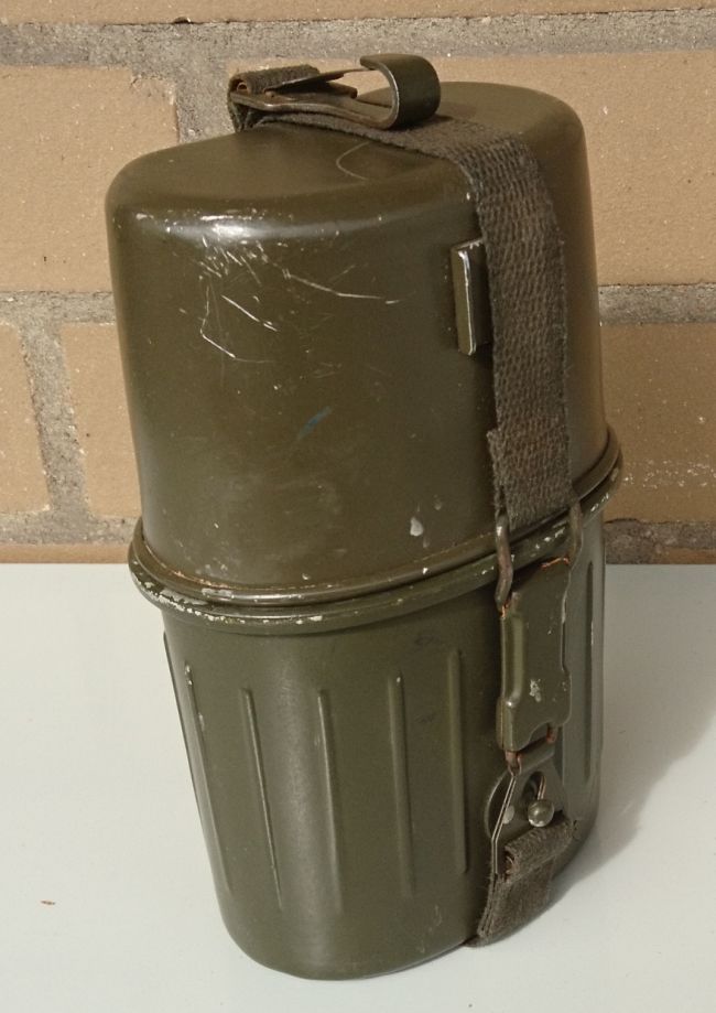 Bundeswehr Feldflasche mit Trinkbecher.