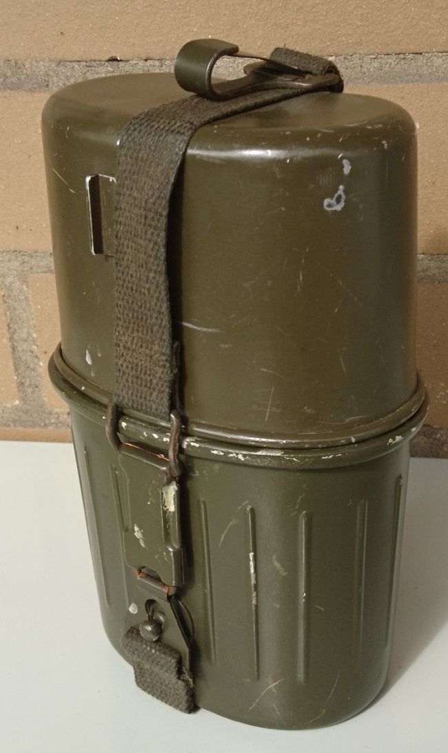 Bundeswehr Feldflasche mit Trinkbecher.
