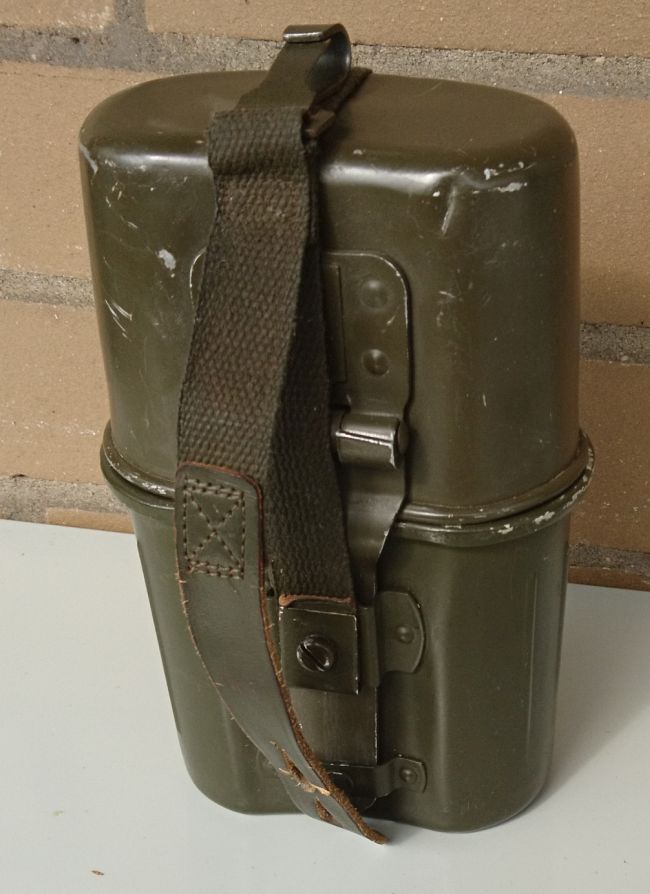 Bundeswehr Feldflasche mit Trinkbecher.