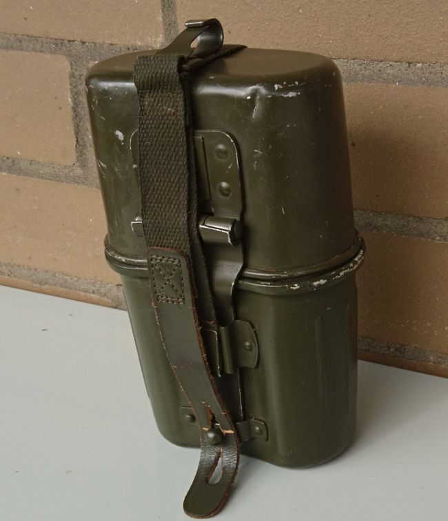 Bundeswehr Feldflasche mit Trinkbecher.