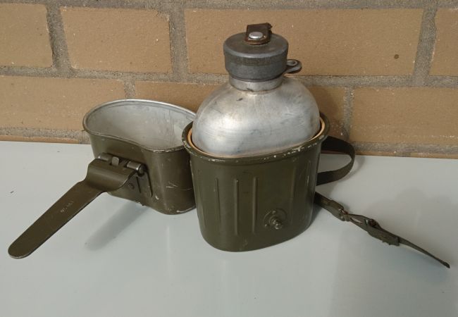 Bundeswehr Feldflasche mit Trinkbecher.
