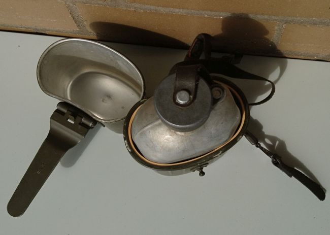 Bundeswehr Feldflasche mit Trinkbecher.