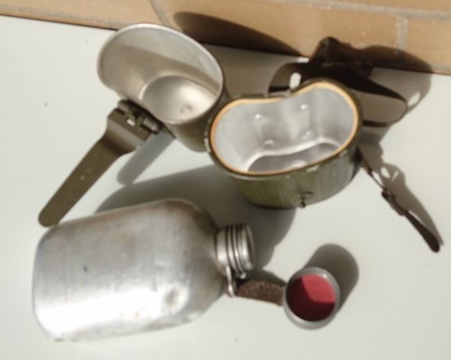 Bundeswehr Feldflasche mit Trinkbecher.