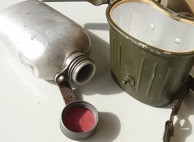 Bundeswehr Feldflasche mit Trinkbecher.
