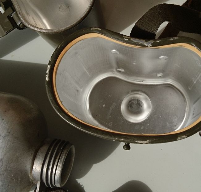 Bundeswehr Feldflasche mit Trinkbecher.