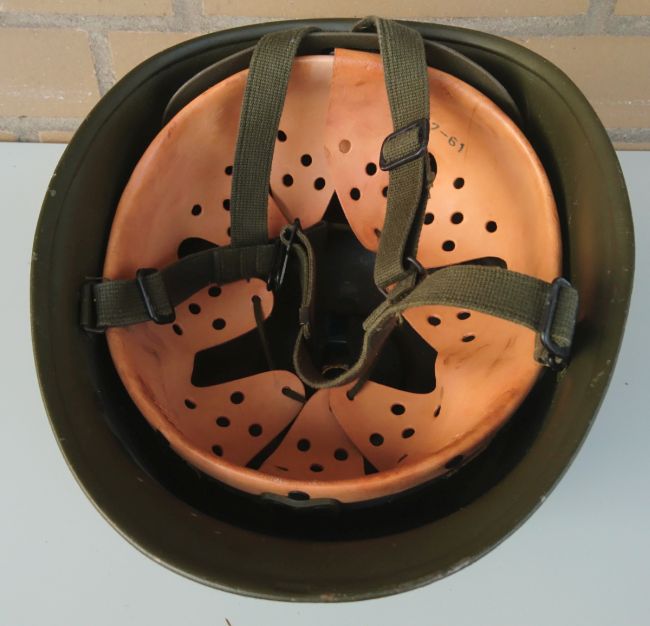 Stahlhelm, einteilig.