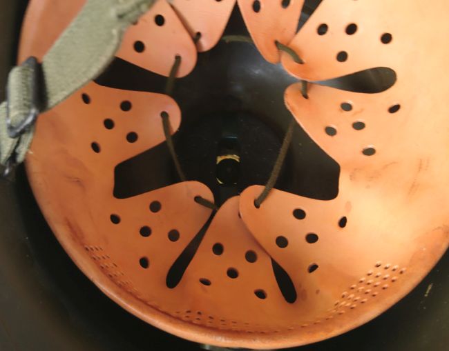 Stahlhelm, einteilig.