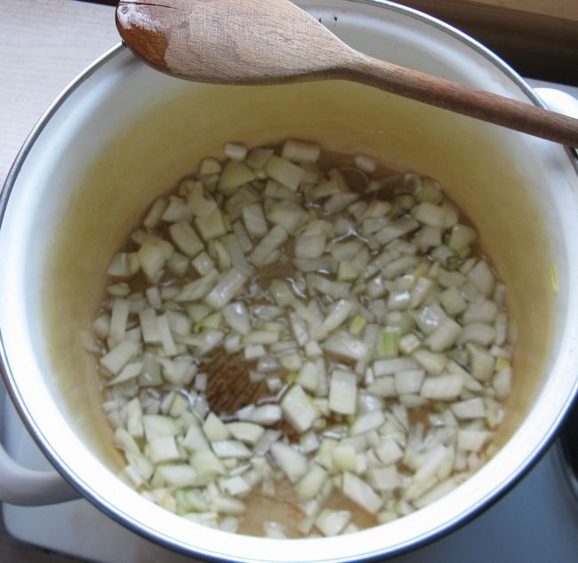 Die Zwiebeln im Topf und glasieren..