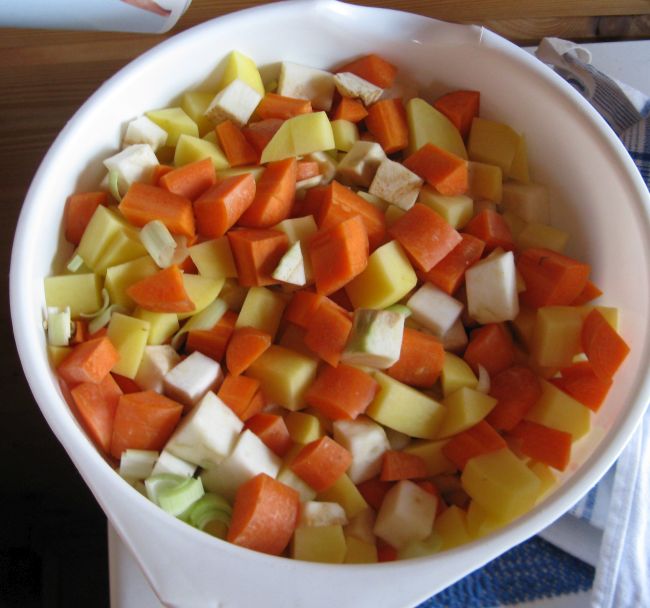 Das Suppengem�se und Kartoffel kleingeschnitten.